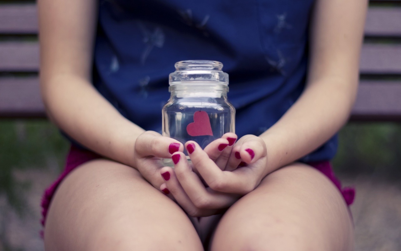 Сердце в банке в руках у девушки