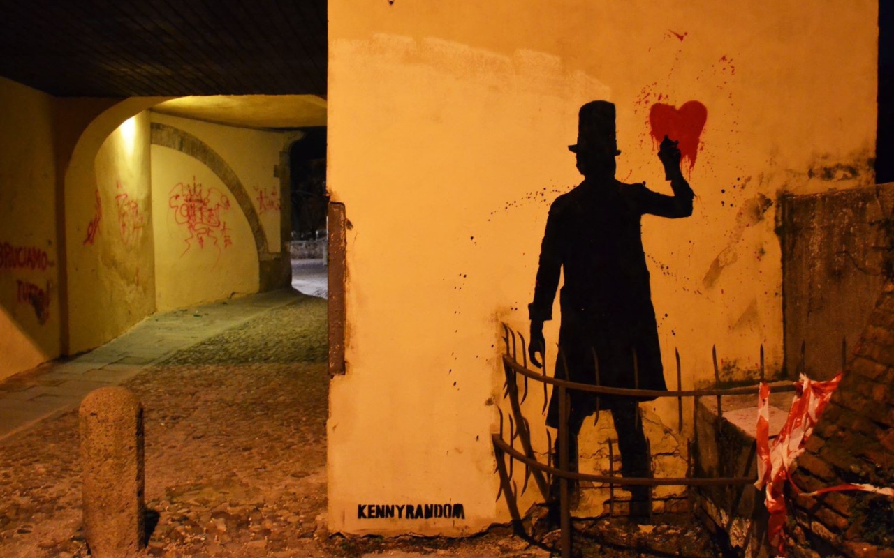 Тень рисует сердце на стене