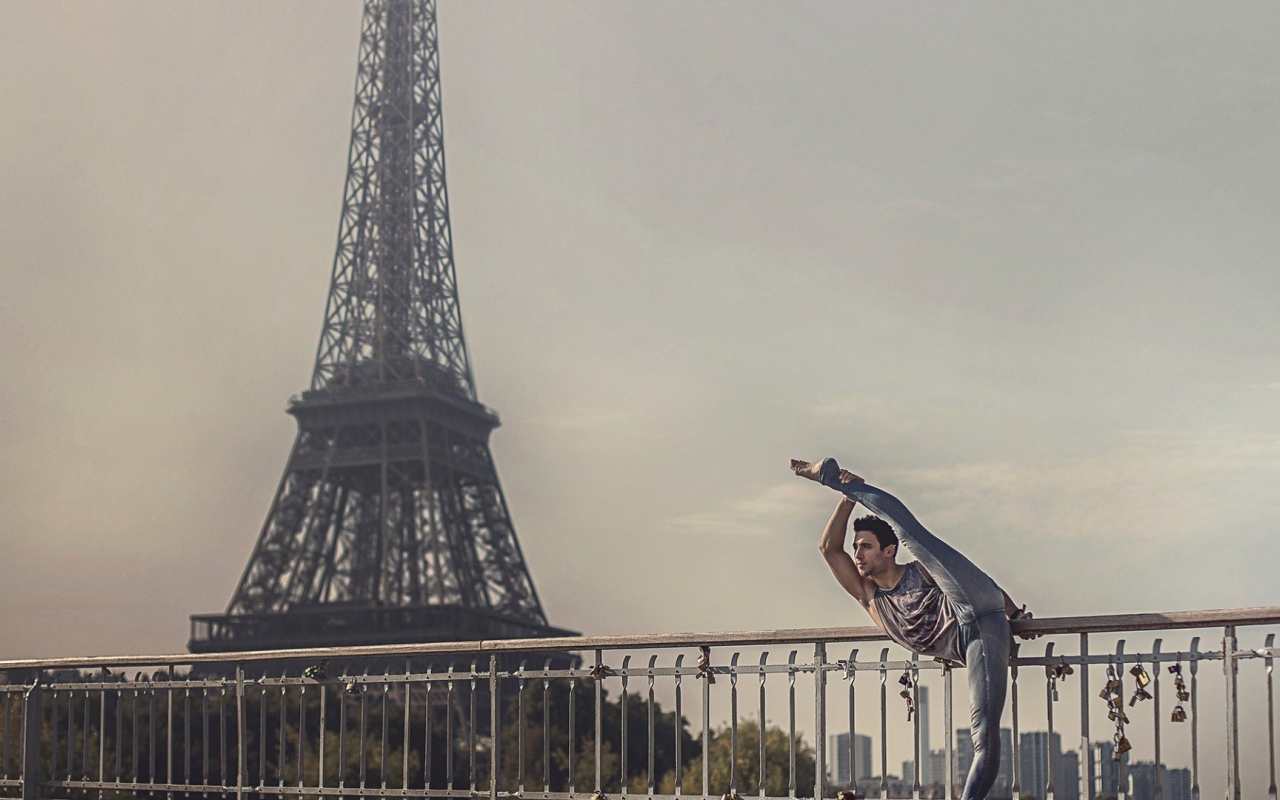 Гимнаст на фоне Эйфелевой башни