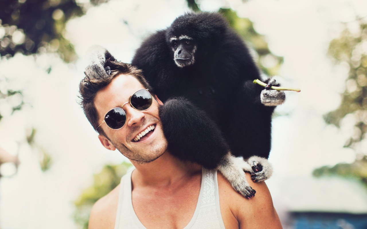 Обезьяна на плече у мужчины