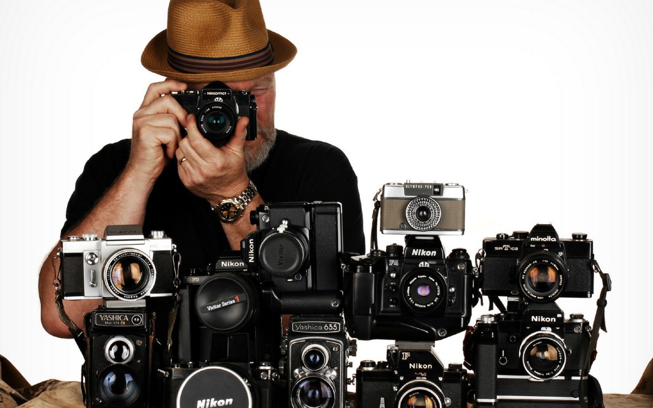 Фотограф с фотоаппаратами Никон