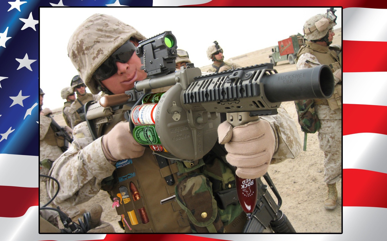 Солдат стреляет пивными бутылками