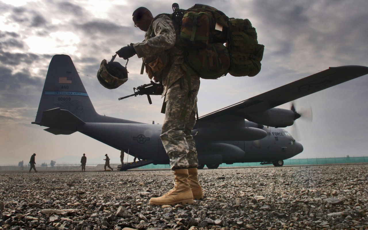 Солдат на фоне транспортного самолета