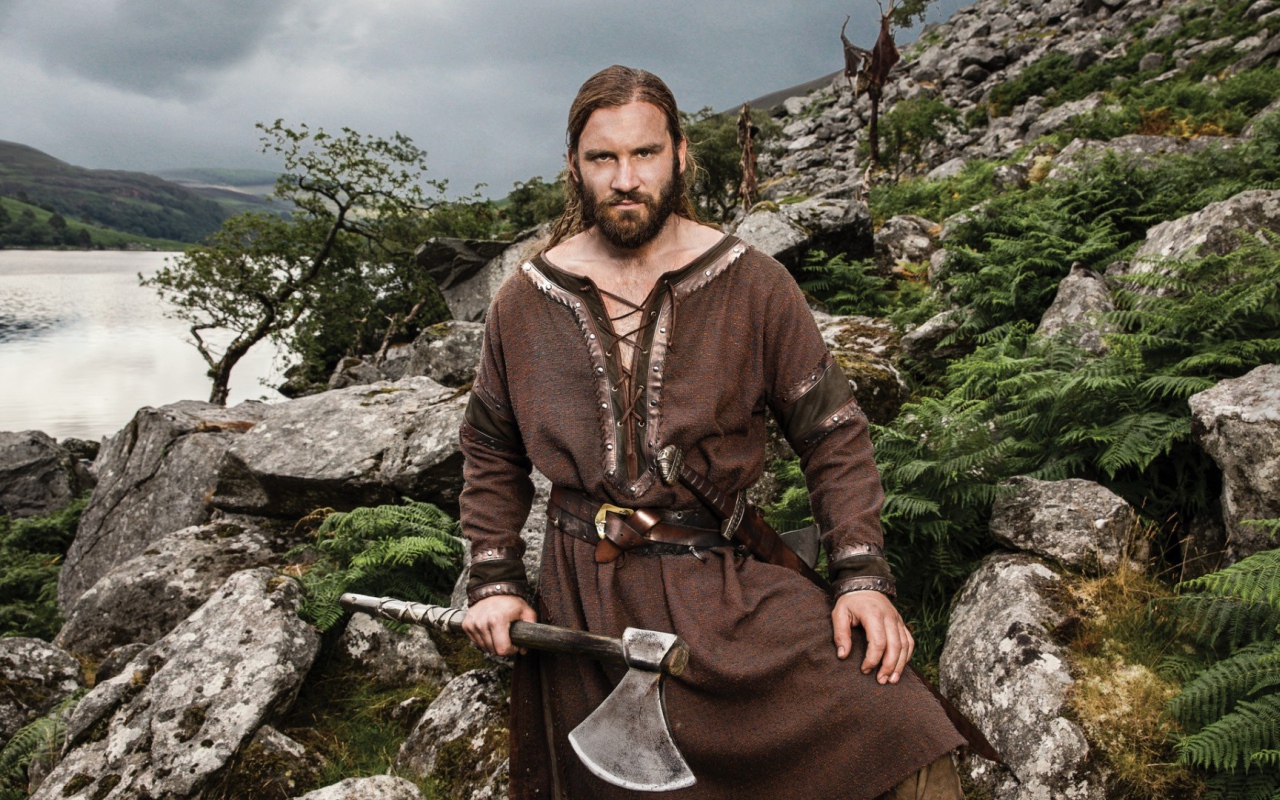 Викинг мужчина с топором в руке