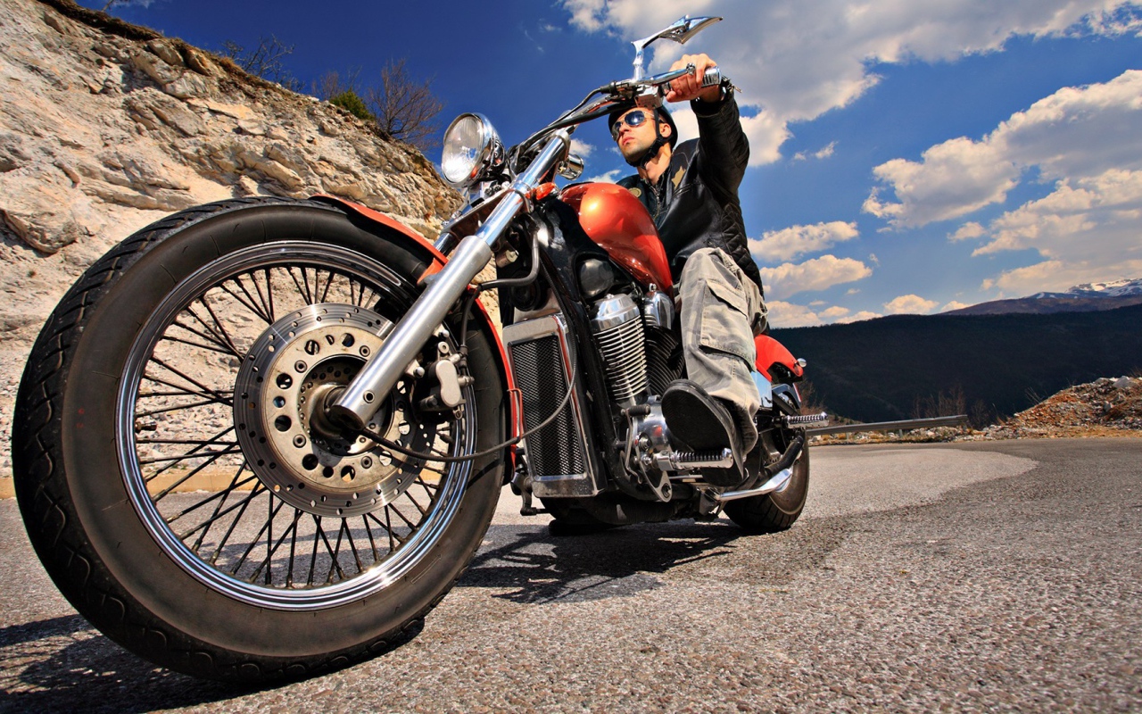 Мотоциклист на дороге среди скал