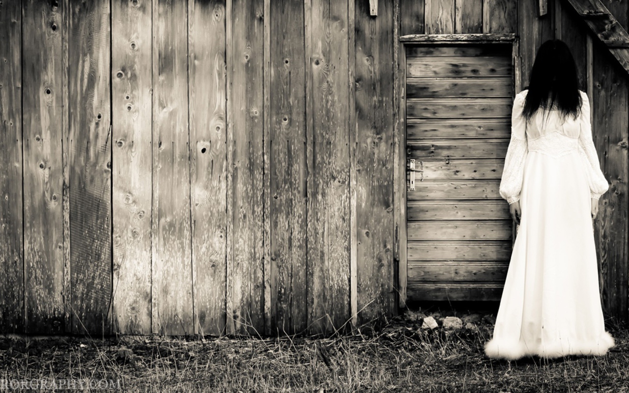 Девушка у деревянного сарая, фильм Звонок