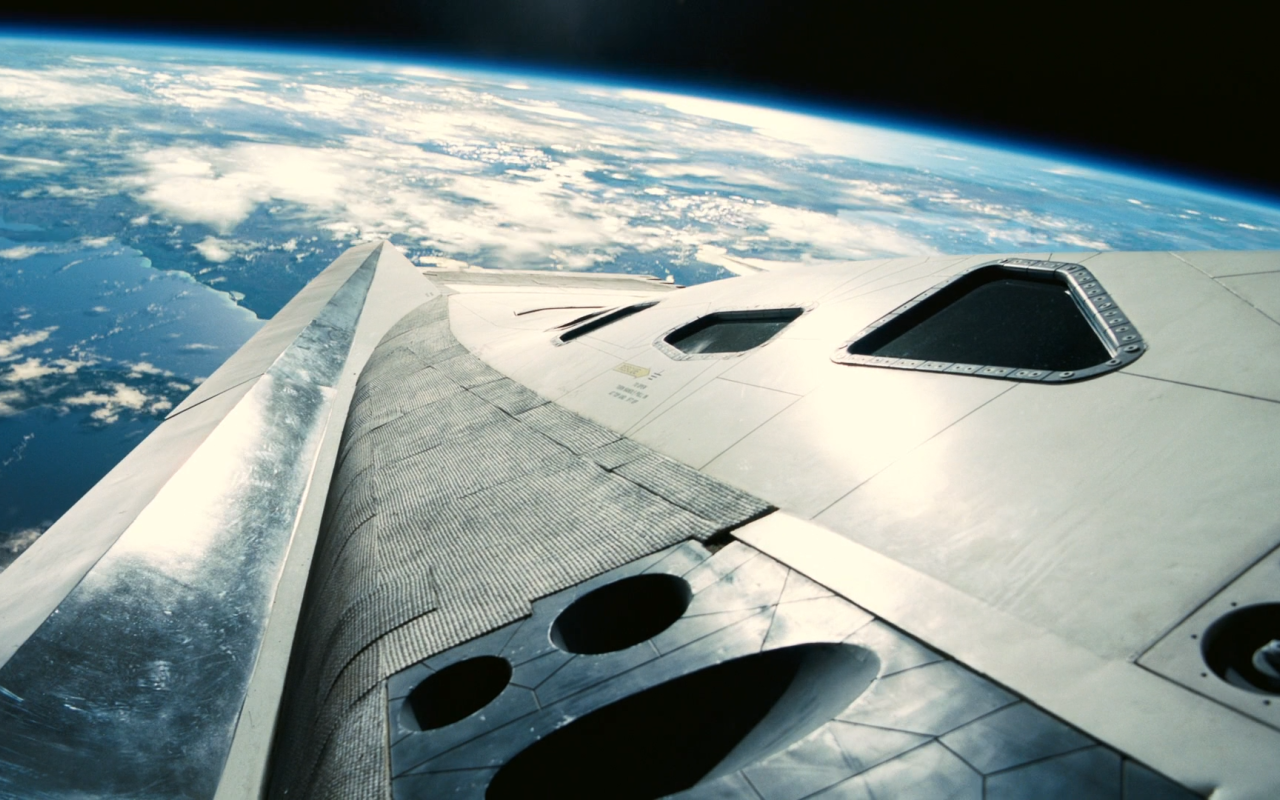 Корабль из фильма Интерстеллар над планетой