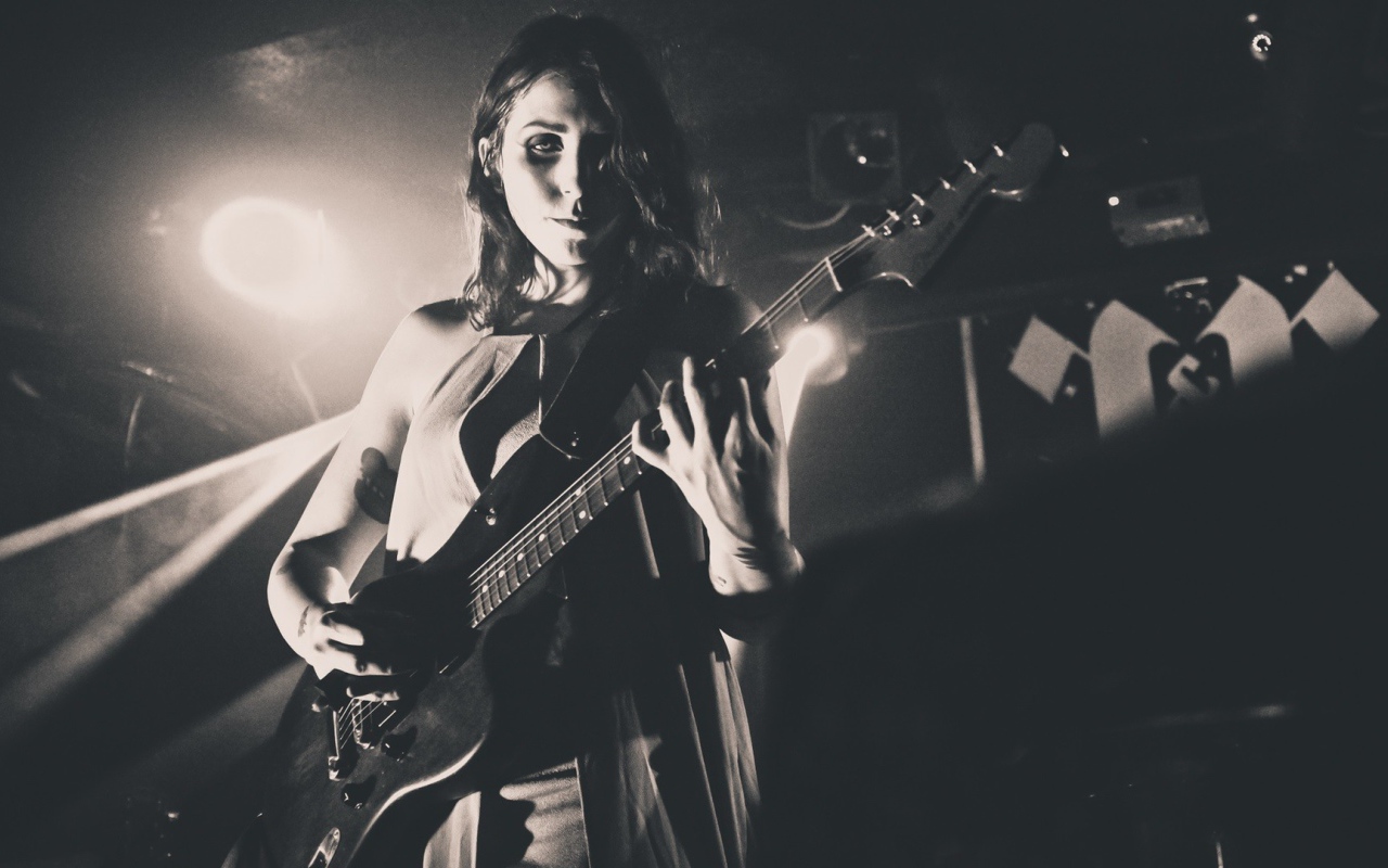 Музыкант Челси Вулф с гитарой