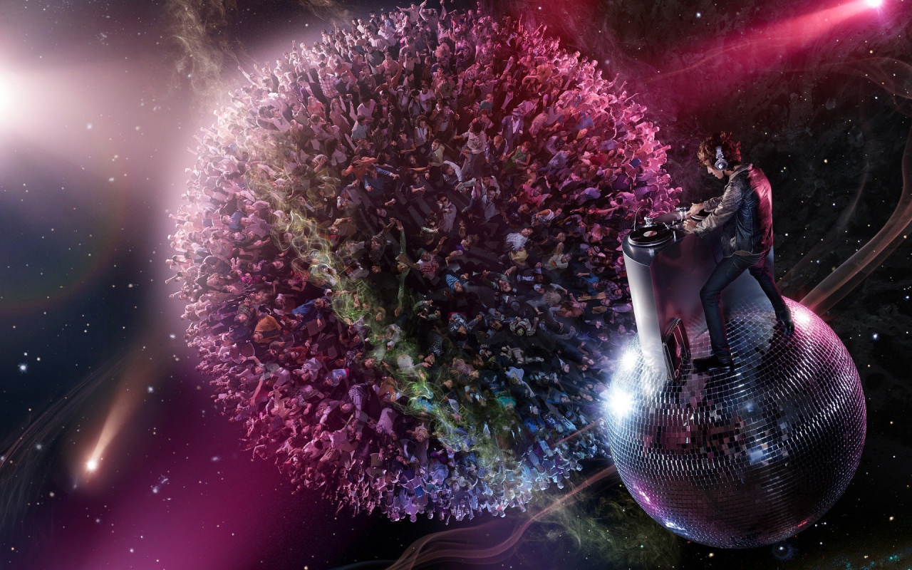 Диджей погрузил дискотеку в мир музыки