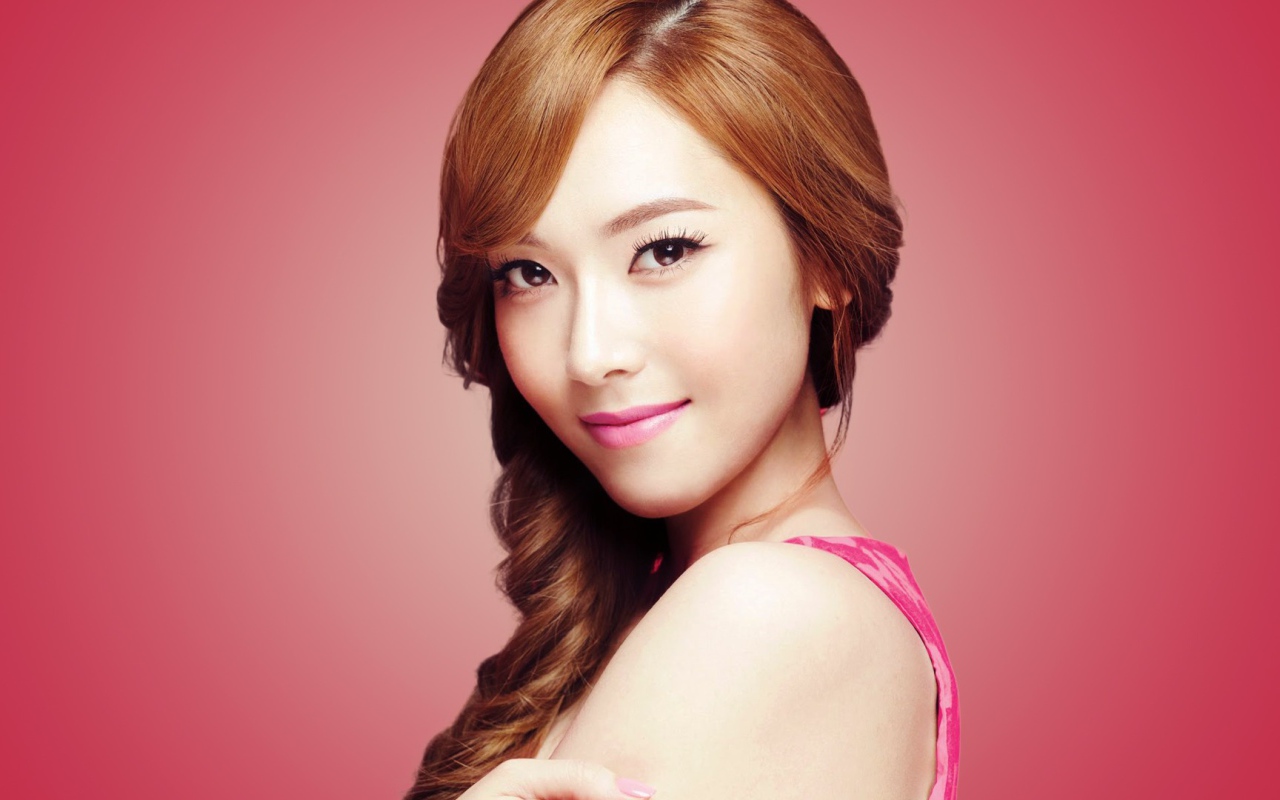 Рыжая девушка на розовом фоне, Girls’ Generation