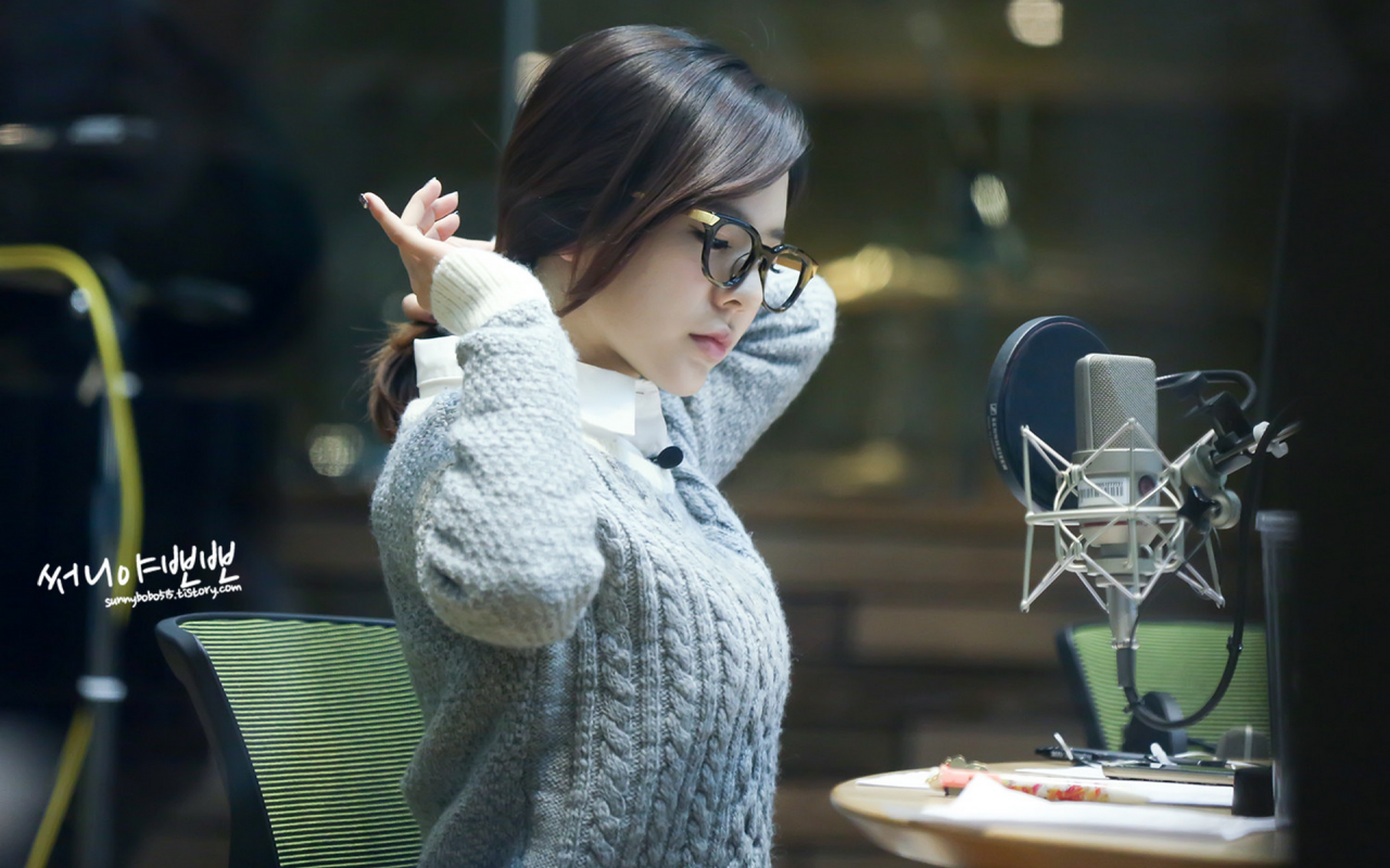 Певица у микрофона, Girls’ Generation