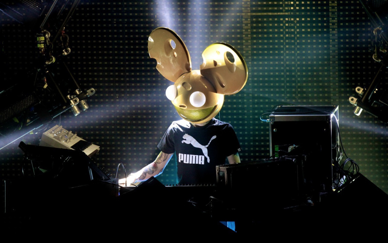 Модный канадский диджей deadmau5