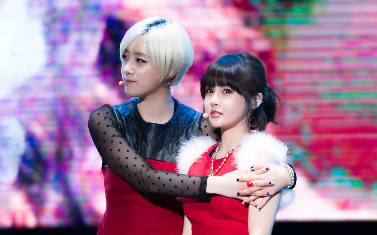 Две участницы группы T-ara