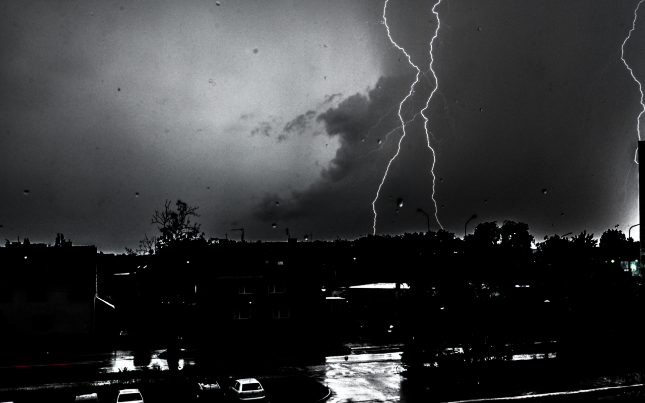 Черно белое фото грозы