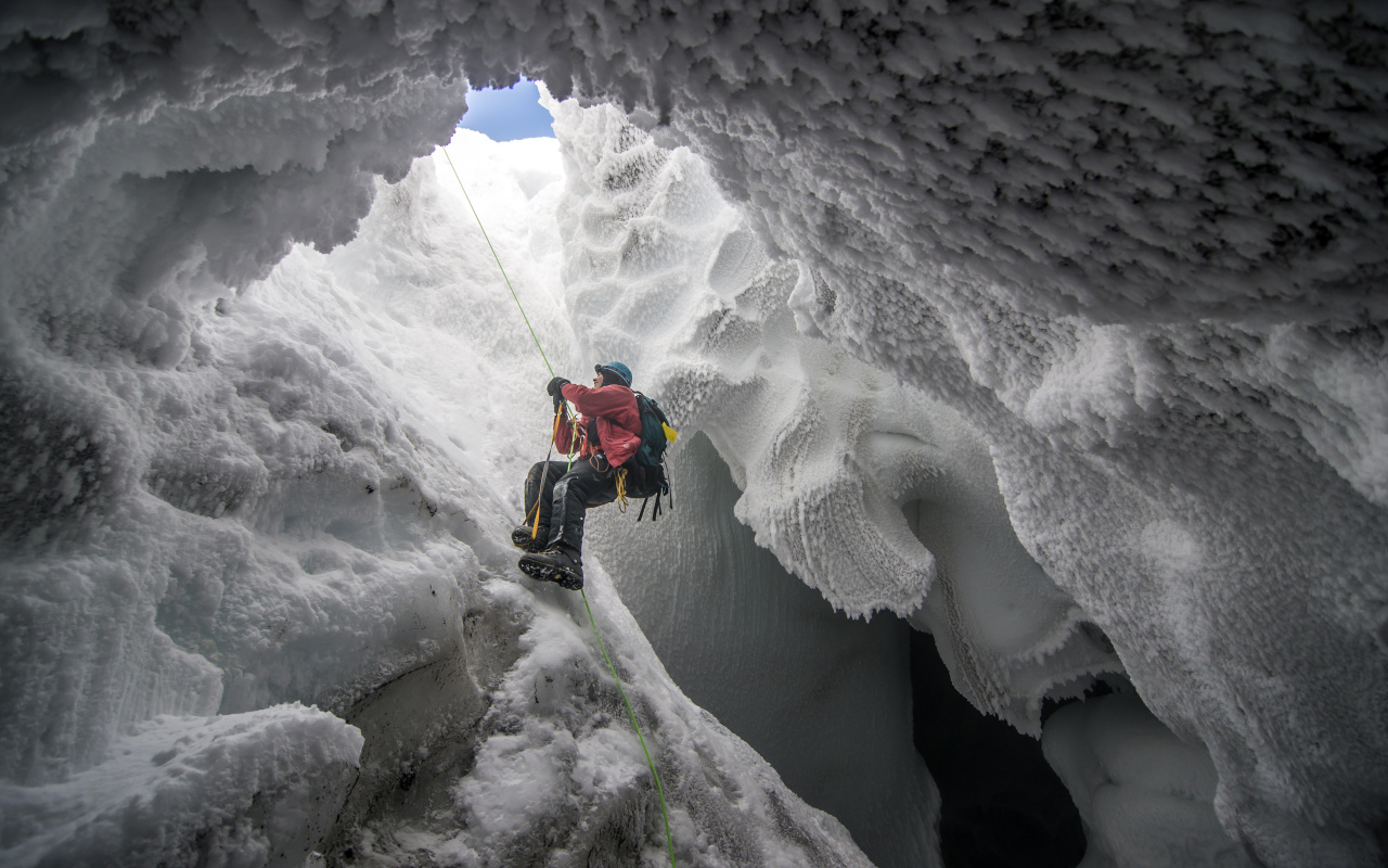 Спелеолог в арктической пещере
