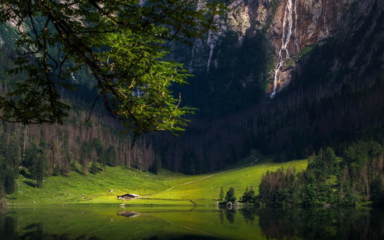 Ферма у подножия большой горы