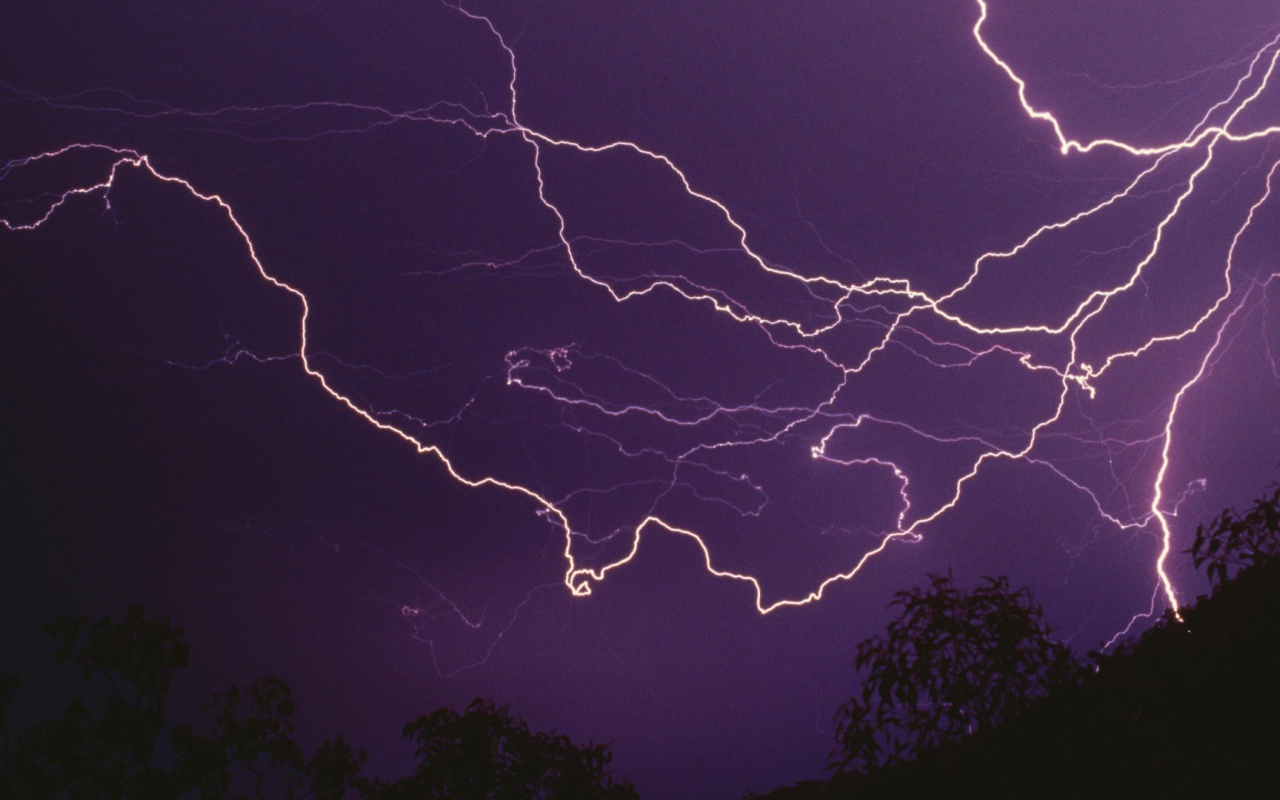 Молнии в фиолетовом небе ночью