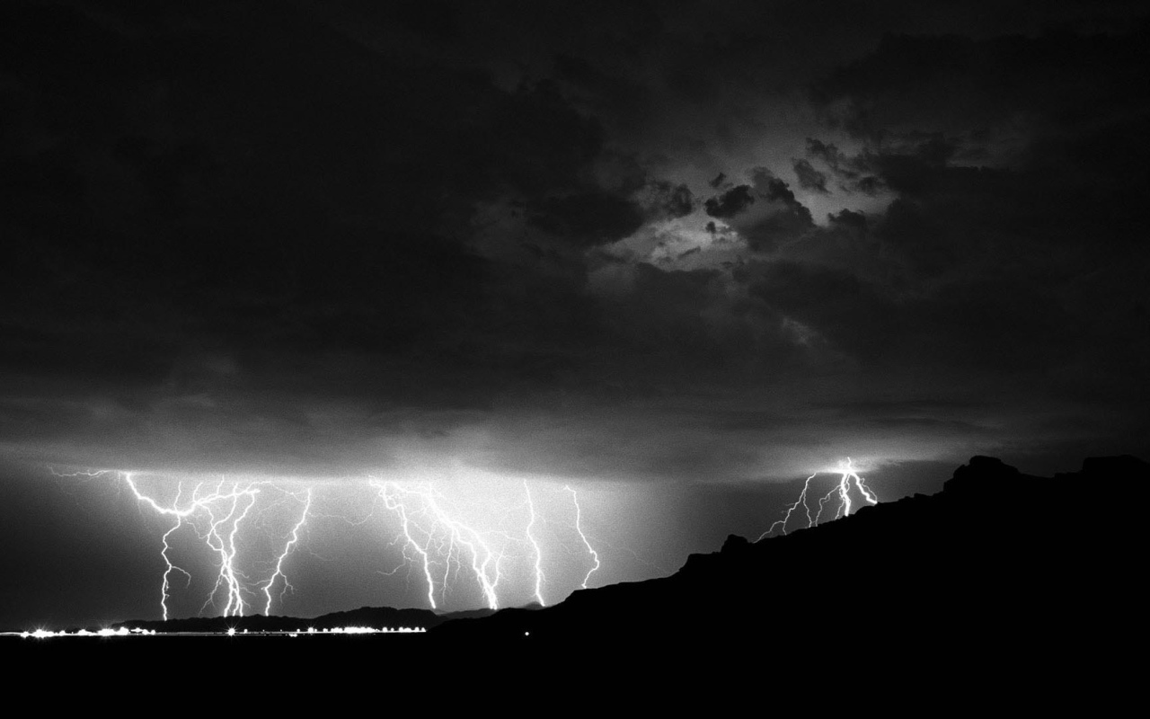 Монохромное фото грозы
