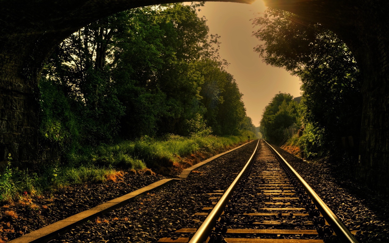 Железная дорога выходит из тоннеля