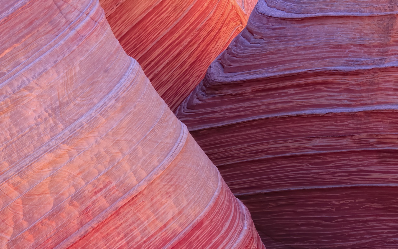 Красный слоистый камень в каньоне