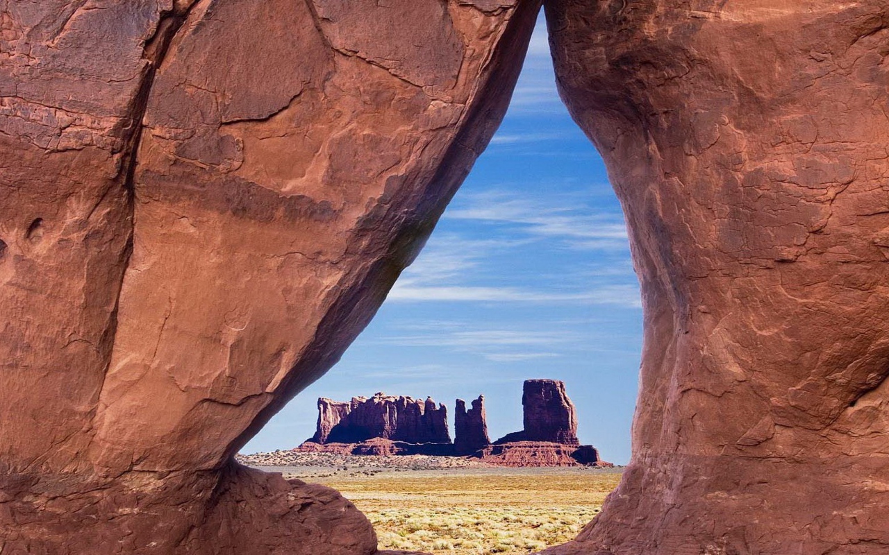 Скальные образования, вид через проем в скале