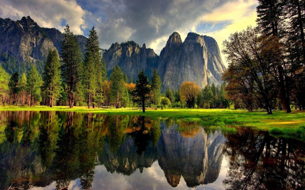 Скалы отражаются в озере в национальном парке