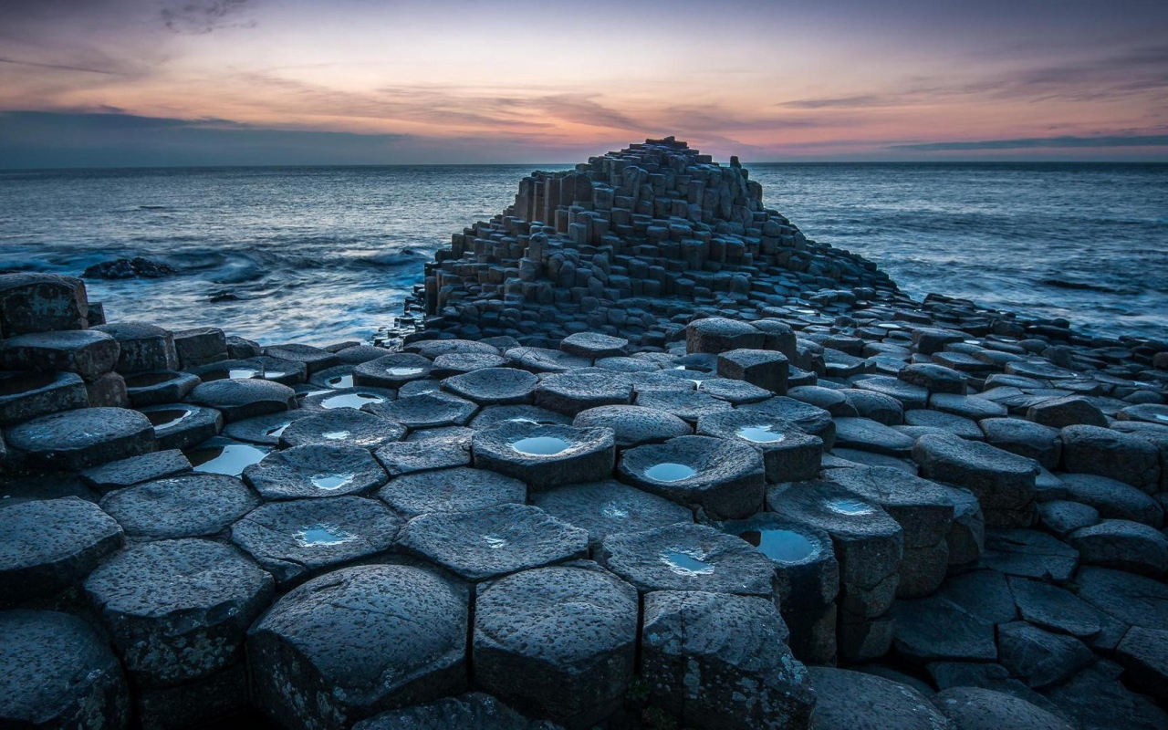 Скалы похожие на соты