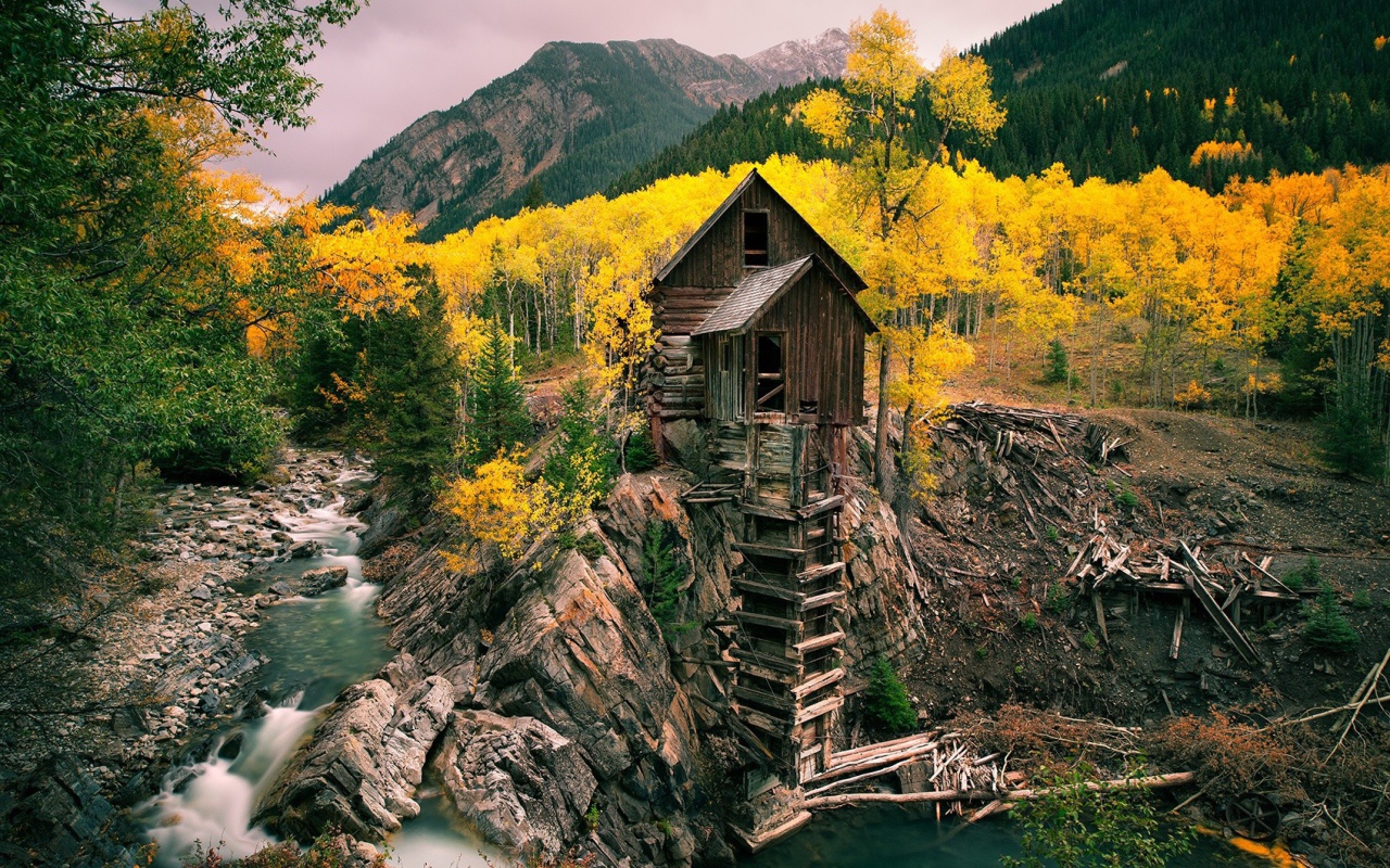 Хозяйственная постройка из дерева над обрывом