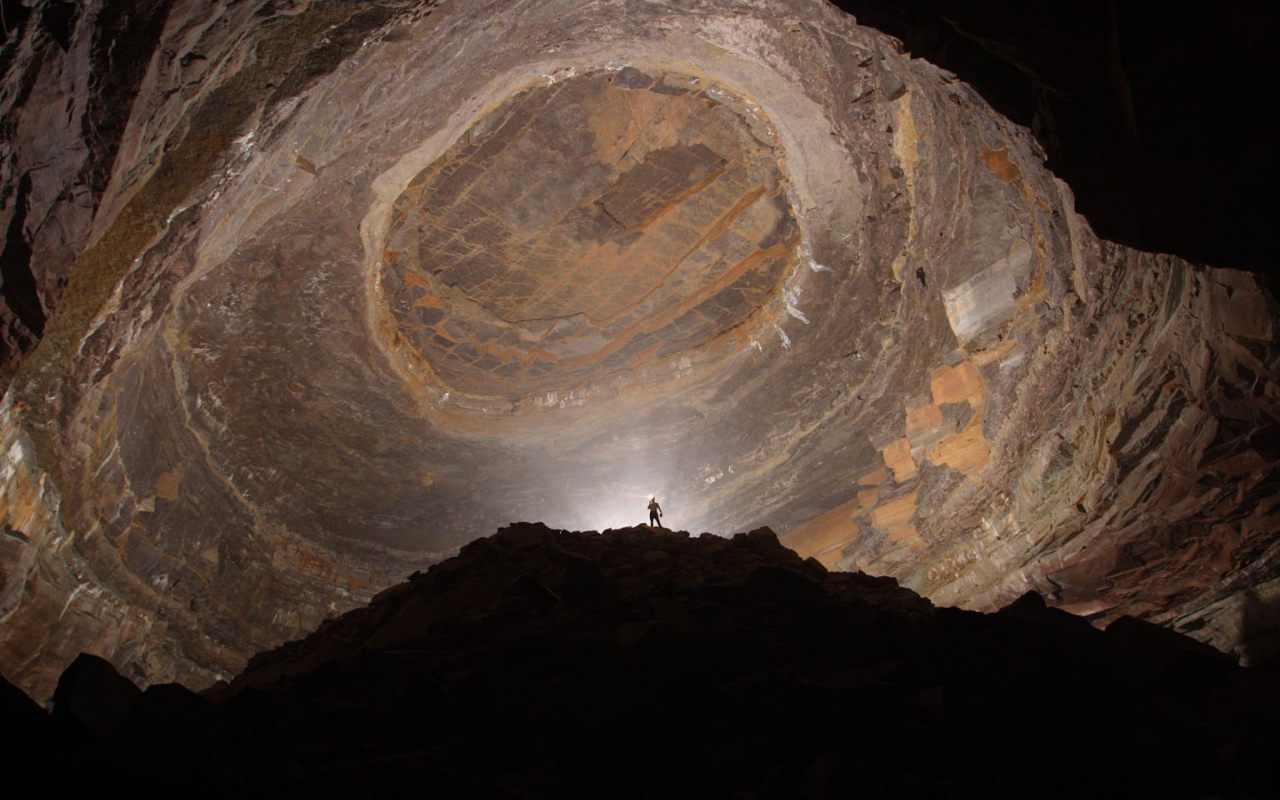 Огромный зал в пещере