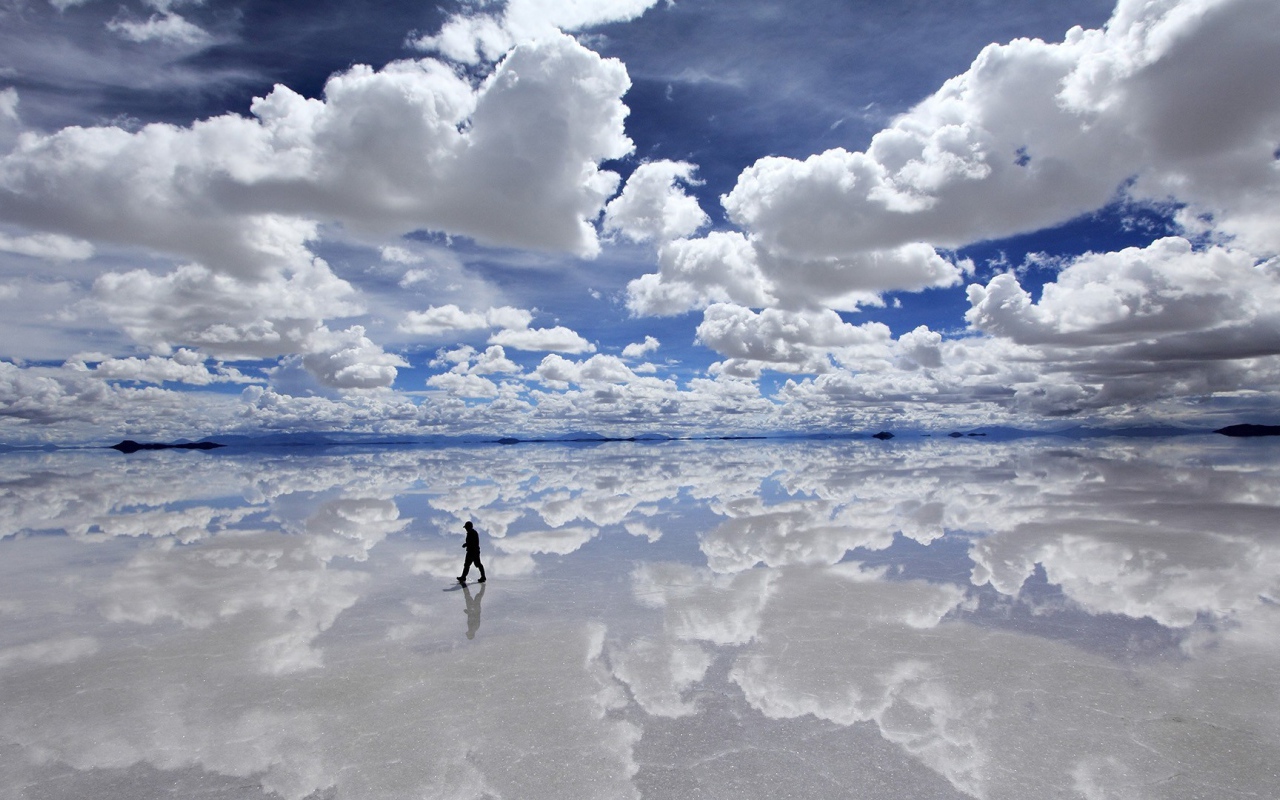 Человек идет между небом и землей