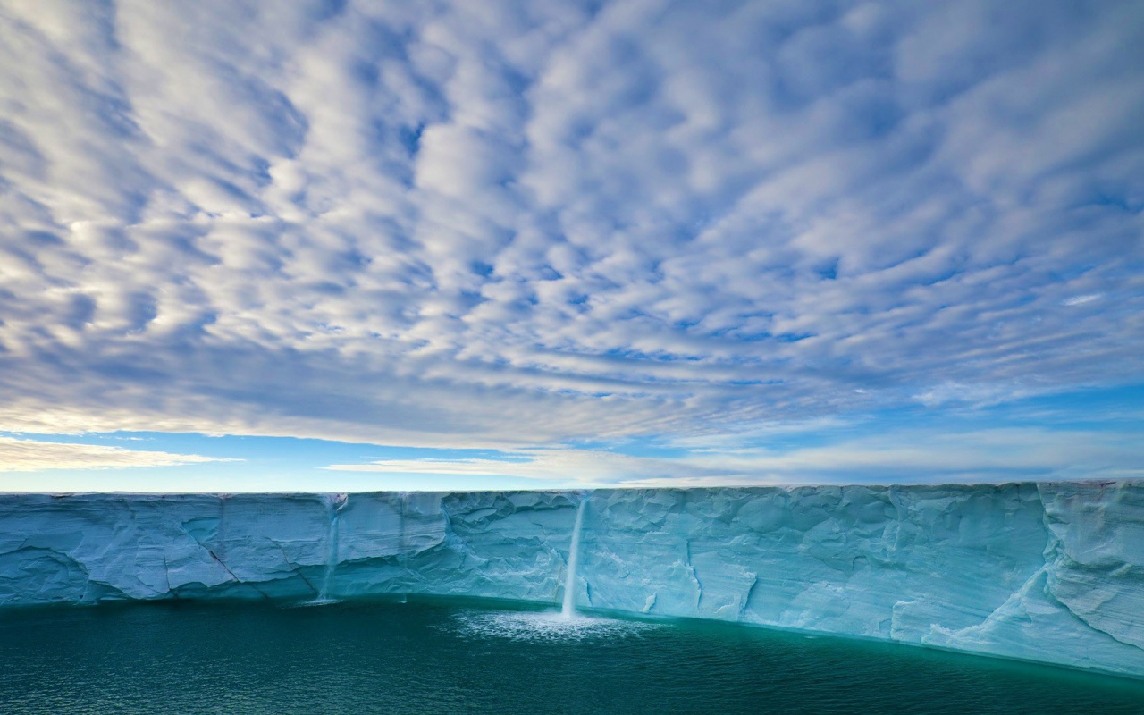 Вода стекает с края ледника