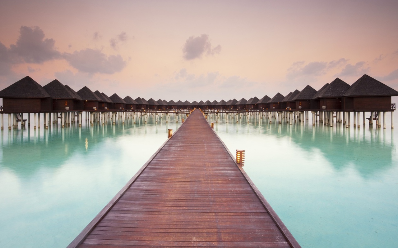 Деревянная дорожка к домикам для туристов