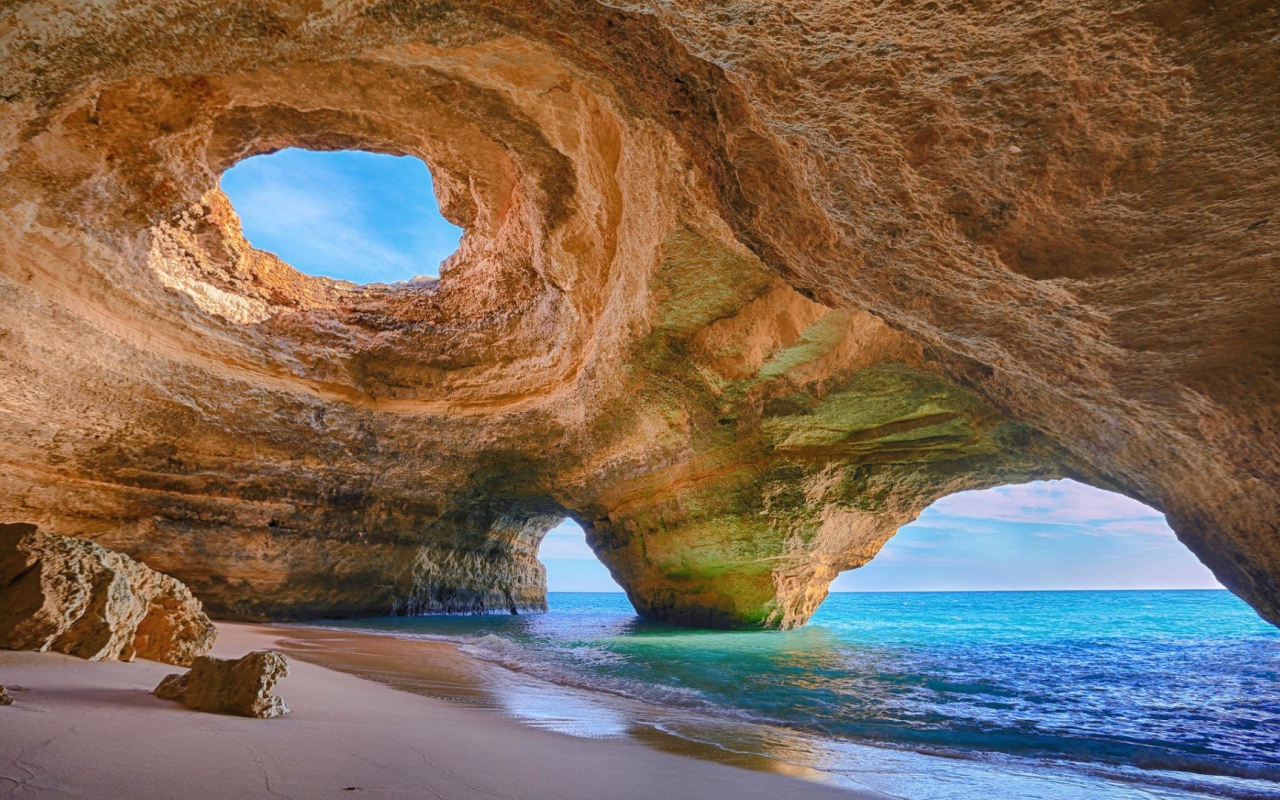 Cave Beach в Алгарве, Португалия