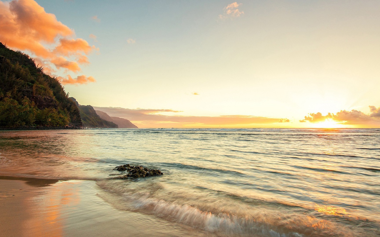 Волны прибоя накатывают на пляж