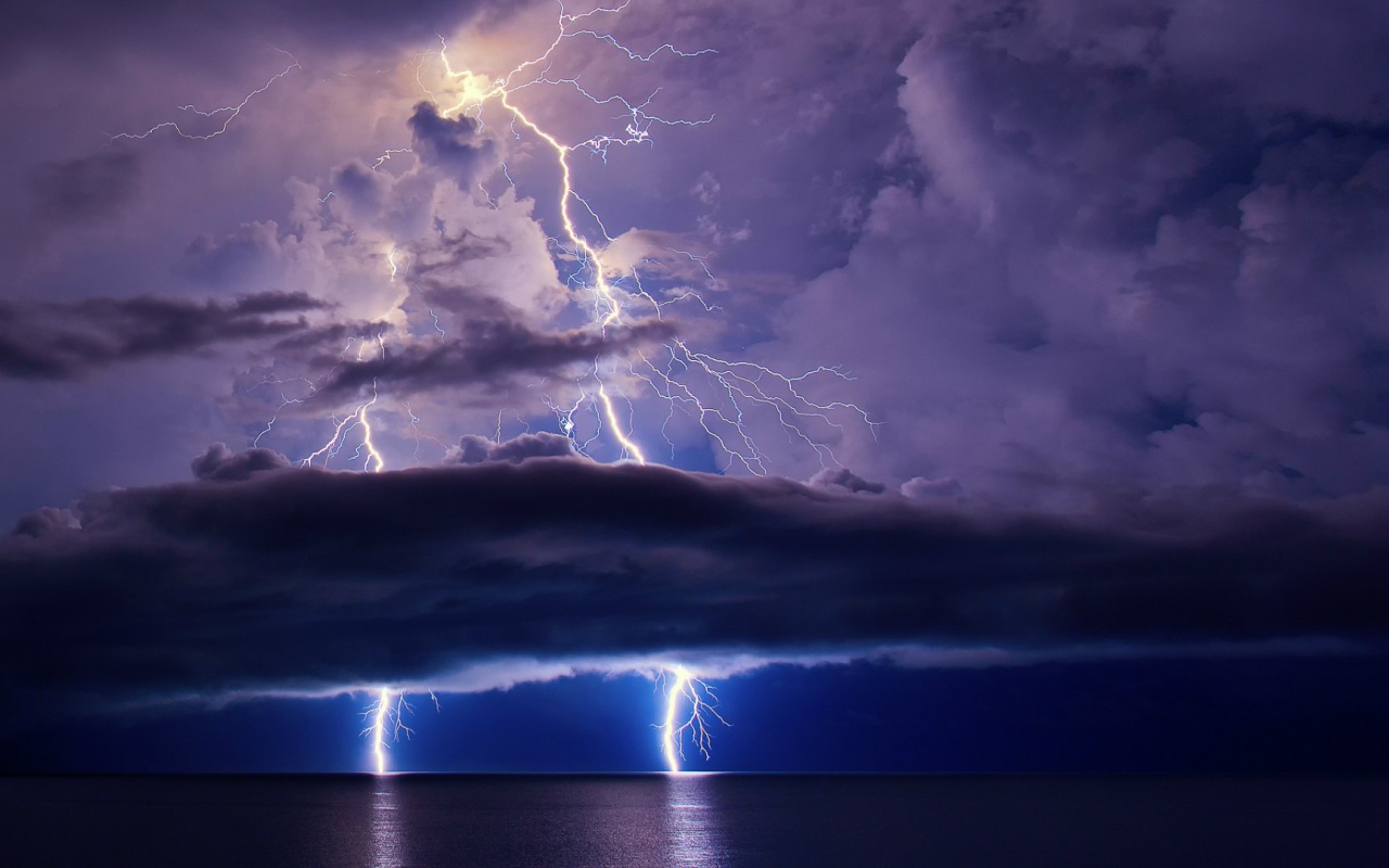 Молнии во время грозы