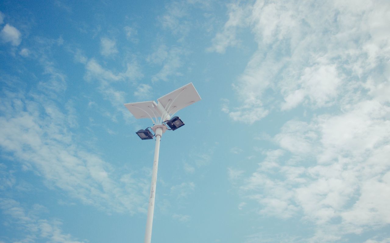 Современный уличный фонарь на фоне неба