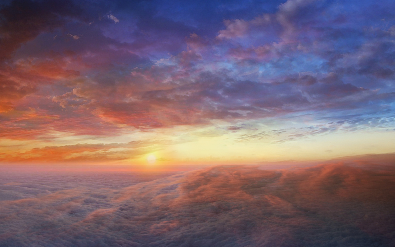 Закат над густыми облаками