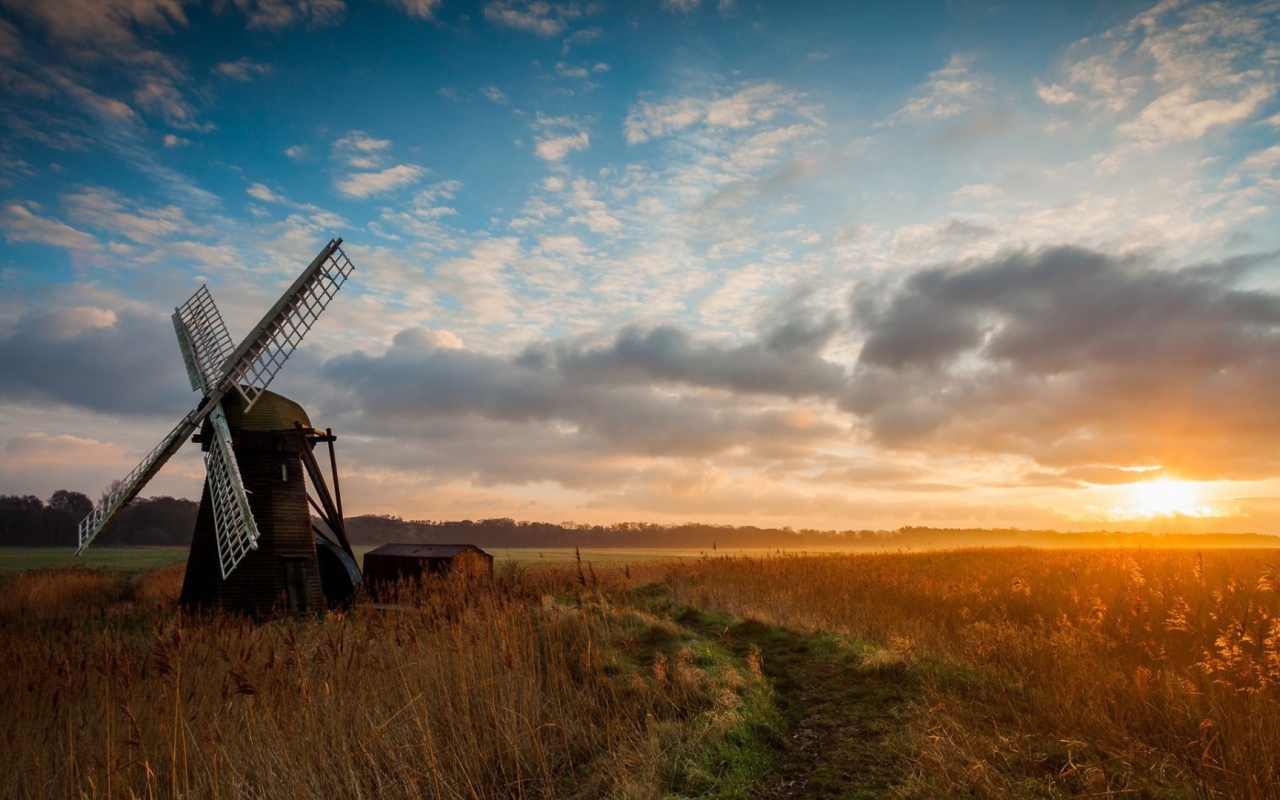 Мельница среди поля на фоне заката