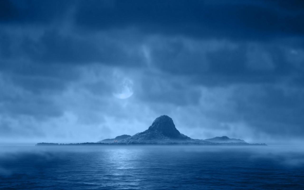 Остров среди тумана на море