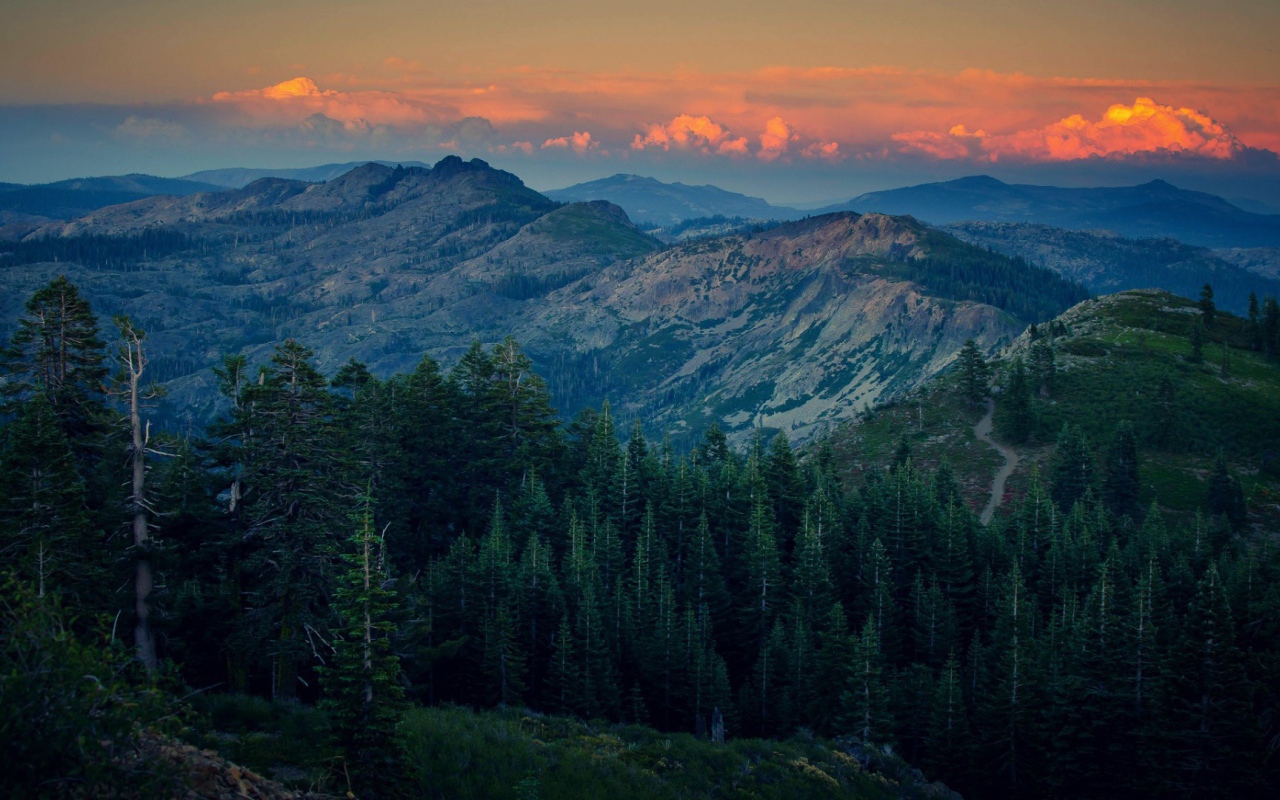 Огненно красные облака на закате в горах