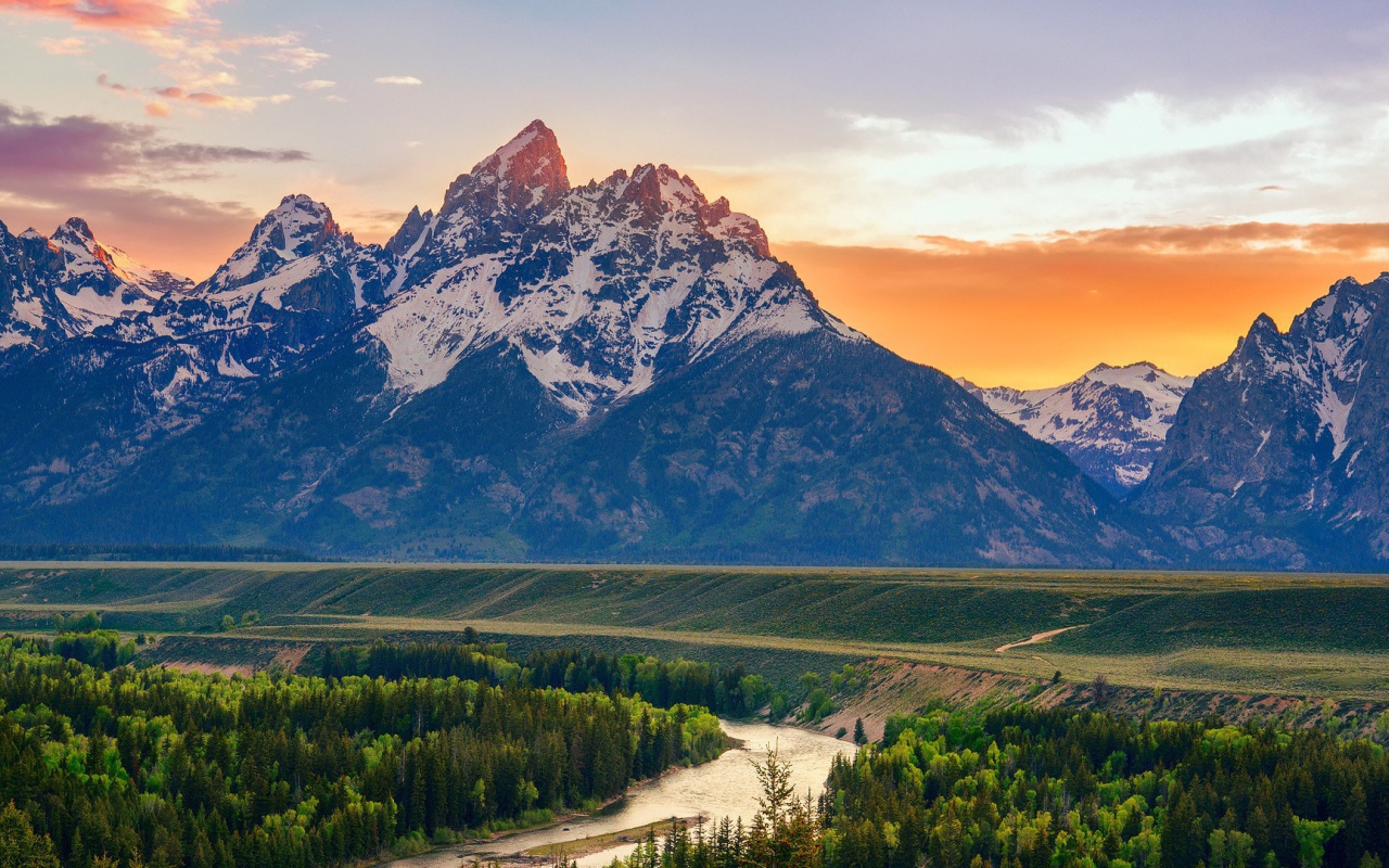 Оранжевые облака позади гор