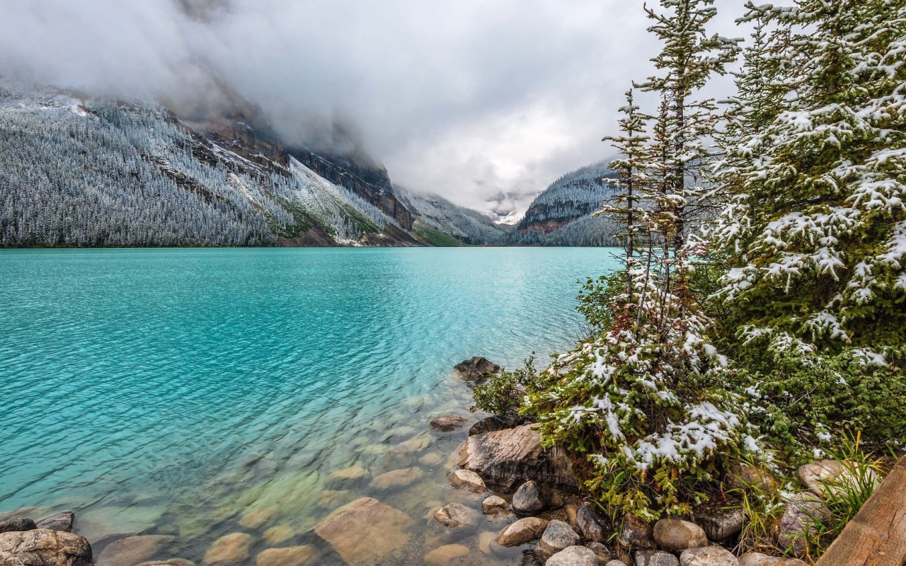 Нежно голубой цвет воды в горах