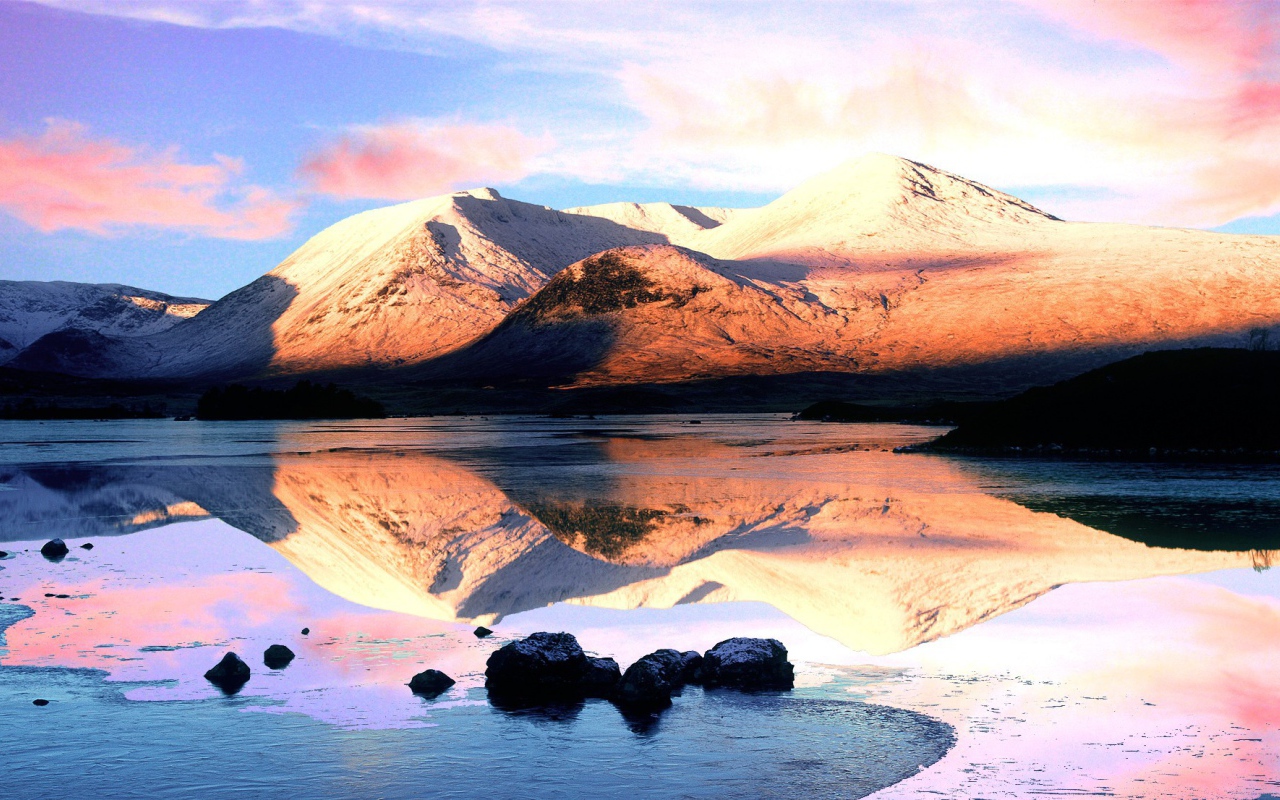 Розовые облака над вершинами гор