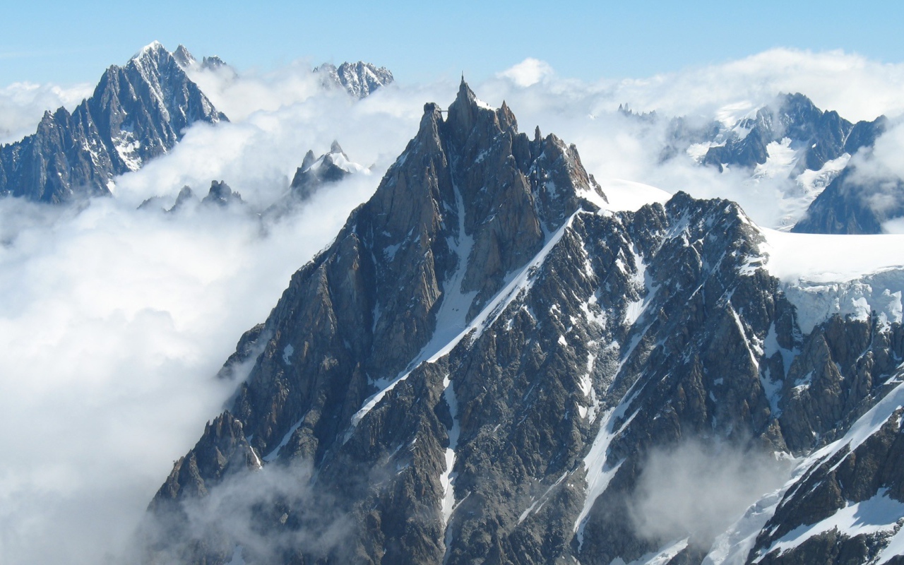 Острые вершины гор среди облаков