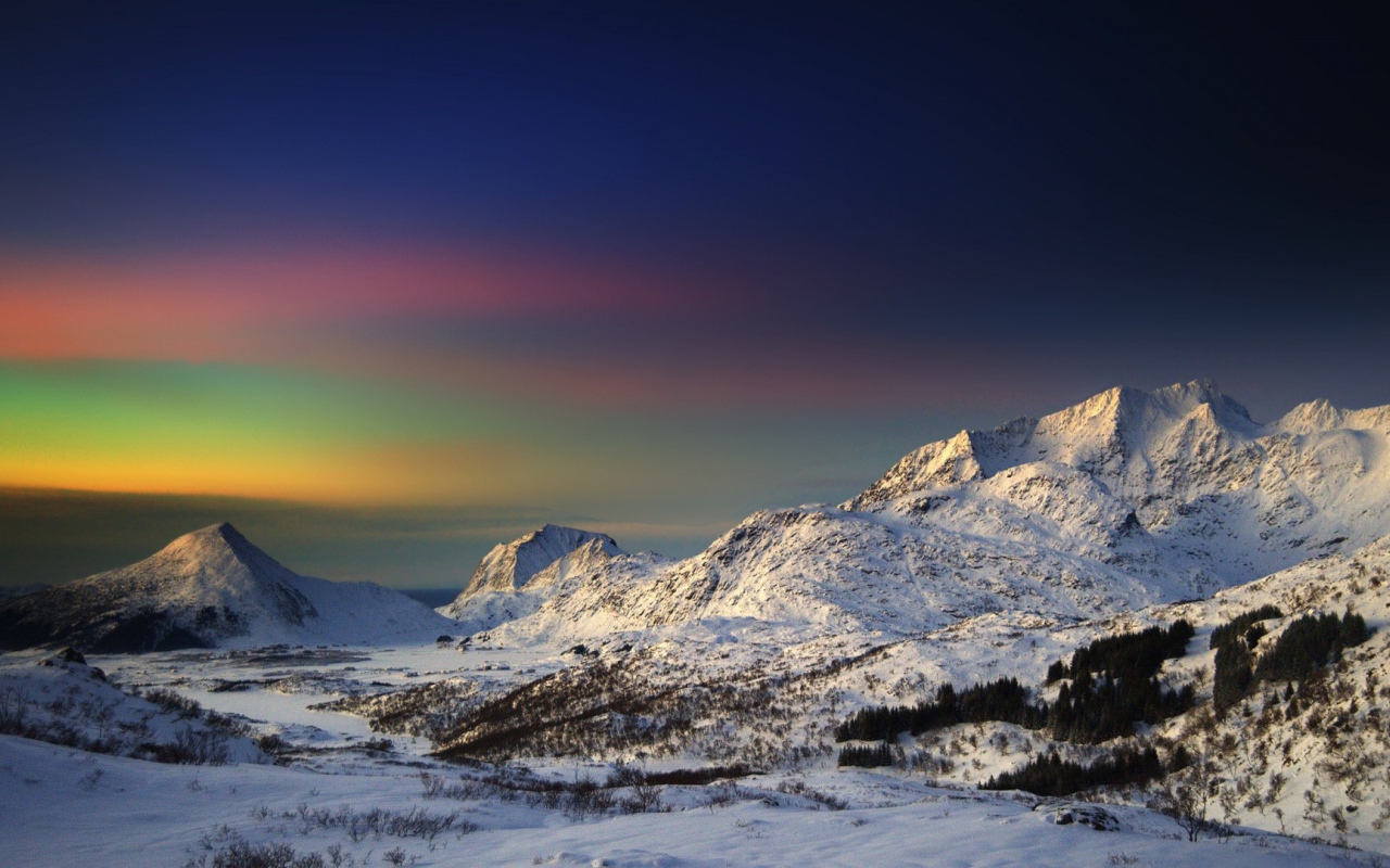 Закат в горах окрасил небо всеми цветами радуги