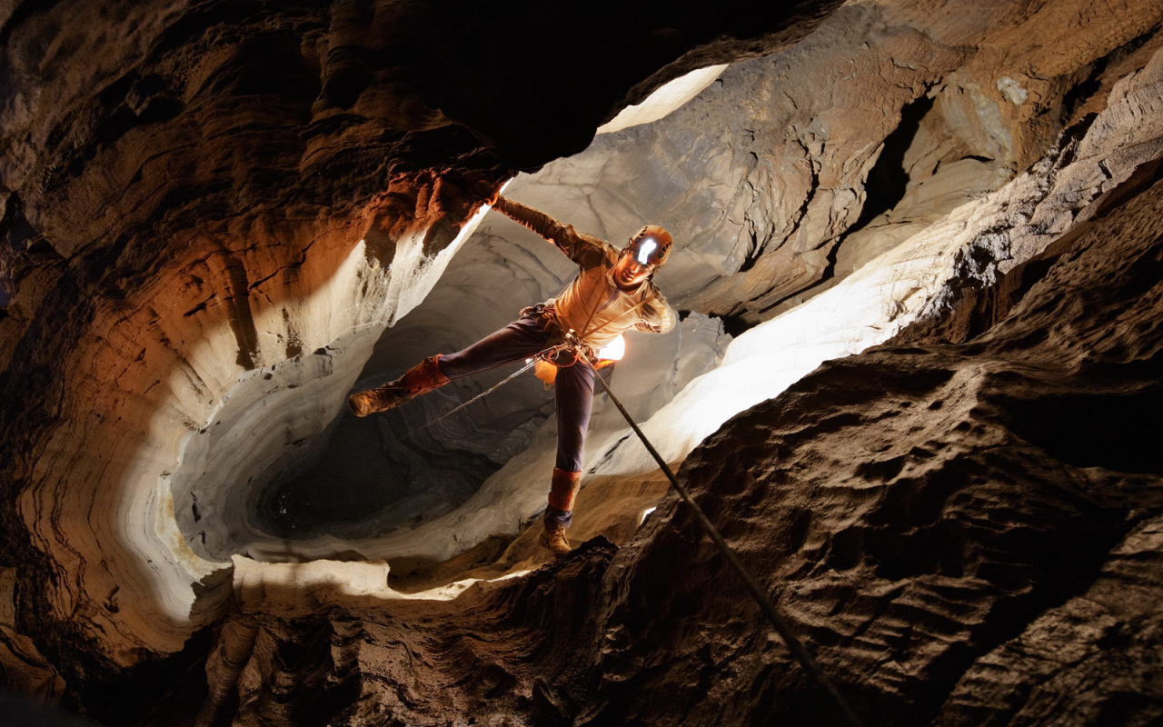 Человек спускается в пещеру