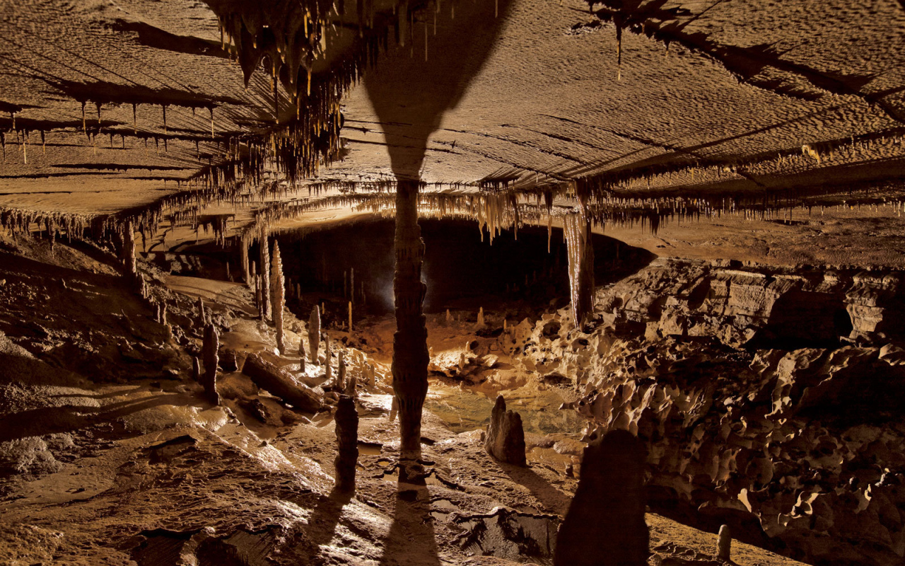Пещерные сталактиты