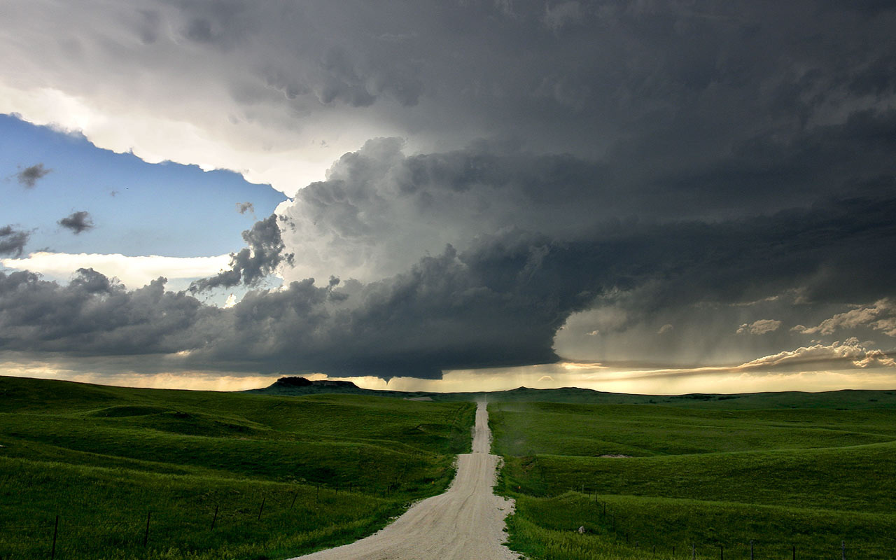 Пасмурная погода на дороге