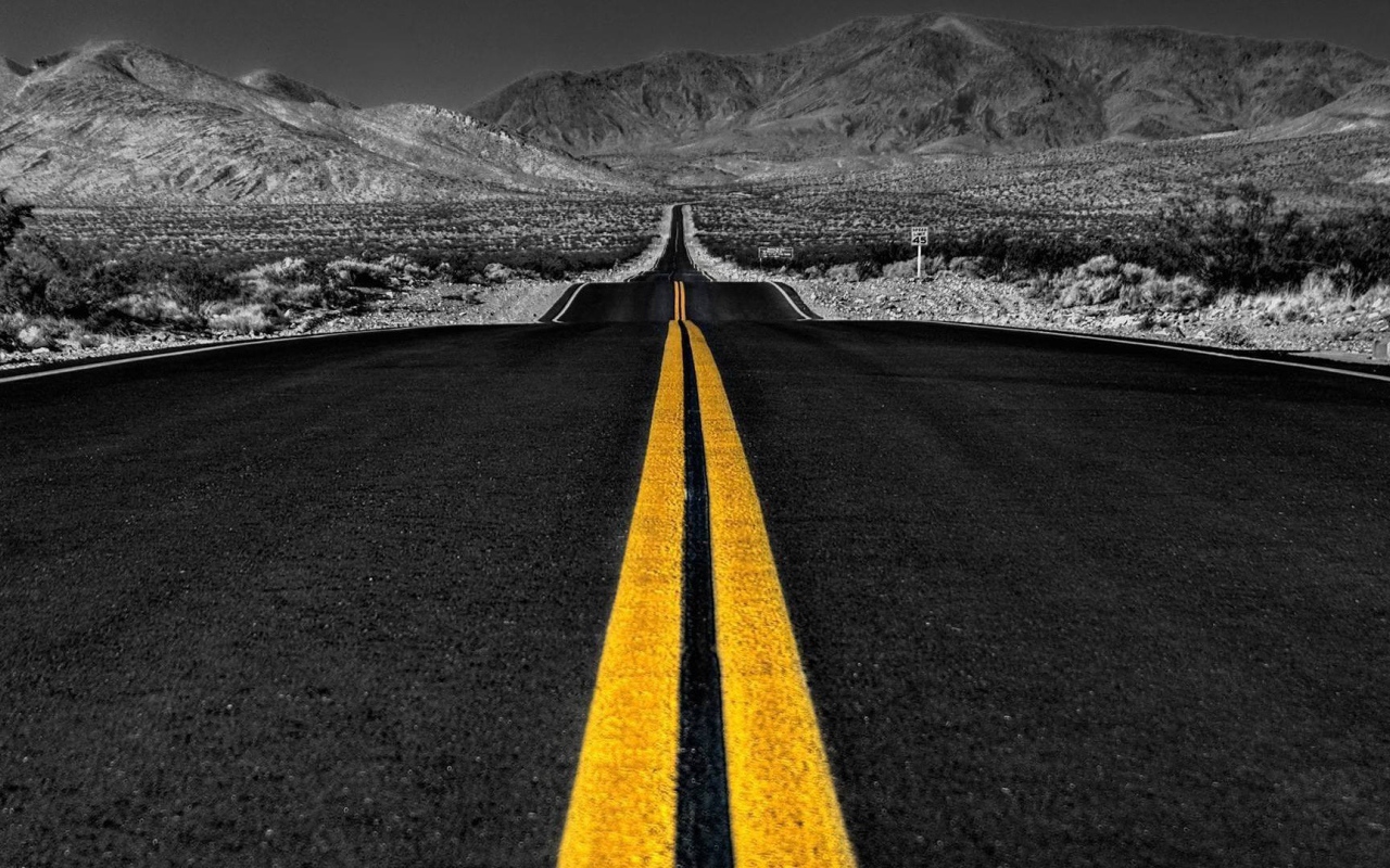 Шоссе посреди серой равнины