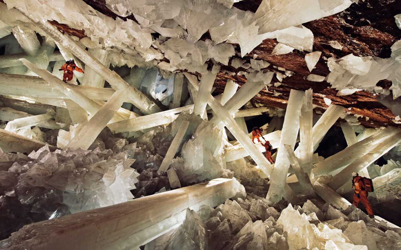 Большие кристаллы в пещере